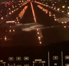 Wirklich knapp: So sah es in Boston aus dem Cockpit der Embraer-Maschine aus.