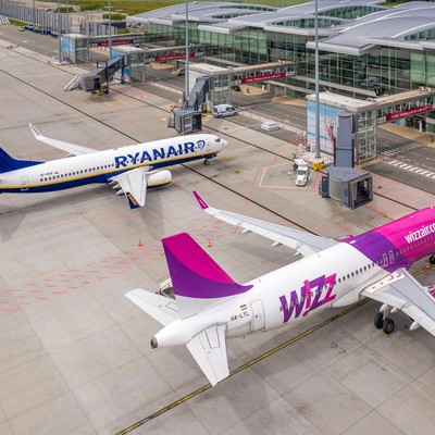 Flugzeuge von Ryanair und Wizz Air am Flughafen Wroclaw: Laut einer DLR-Analyse bietet Wizz Air die durchschnittlich günstigsten Preise.