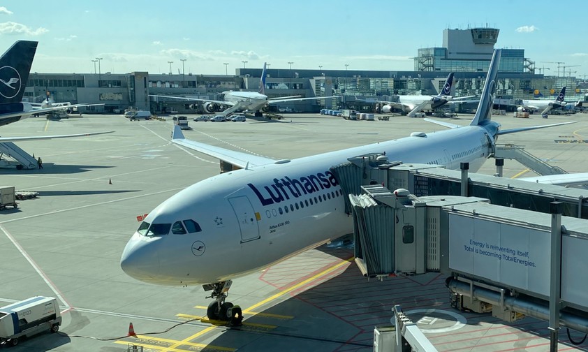 Airbus A330 von Lufthansa vor einem Flug von Frankfurt in die USA: Nordamerika-Flüge sind auch betroffen.