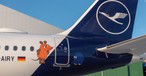 Airbus A321 D-AIRY von Lufthansa: Ist mit Maus und Elefant geschmückt.