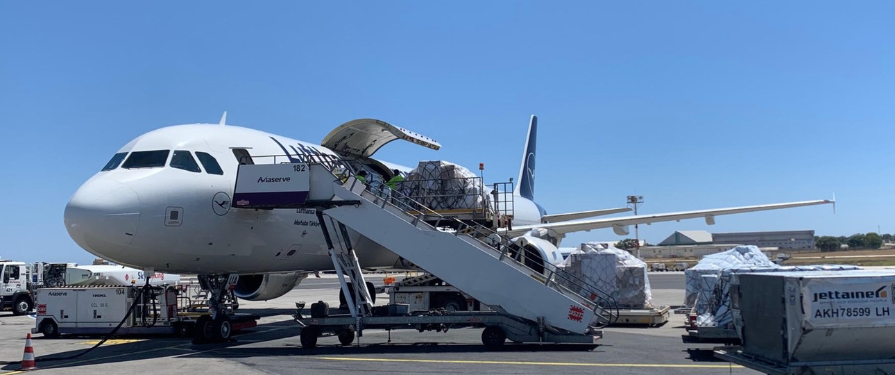 ... betreibt die Flugzeuge für Lufthansa Cargo. In den Fliegern ...