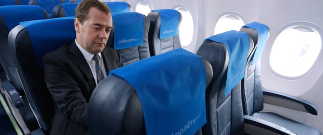 Russlands Premierminister Dmitri Medwedew im Dobrolet-Jet: Viel ändert sich nicht am Namen der Aeroflot-Tochter.