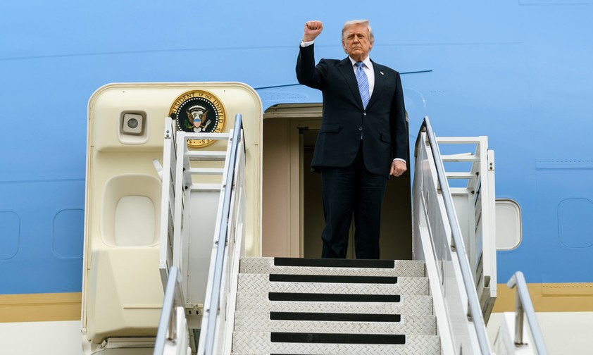 Donald Trump vor der alten Air Force One: Sie musste noch einmal los. 