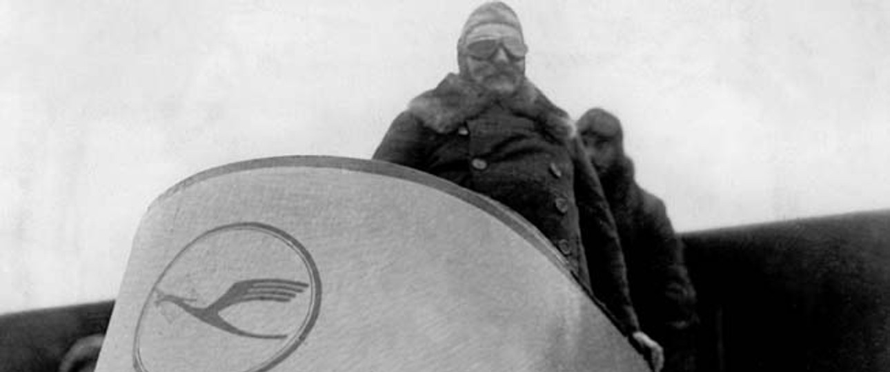 Der damalige Postminister im Bugraum einer Friedrichshafen FF 45 der deutschen Luft-Reederei: Der Kranich war schon 1919 mit dabei.