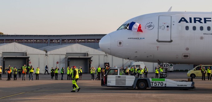 Ein Schlepper parkt den letzten Tegel-Flieger aus.