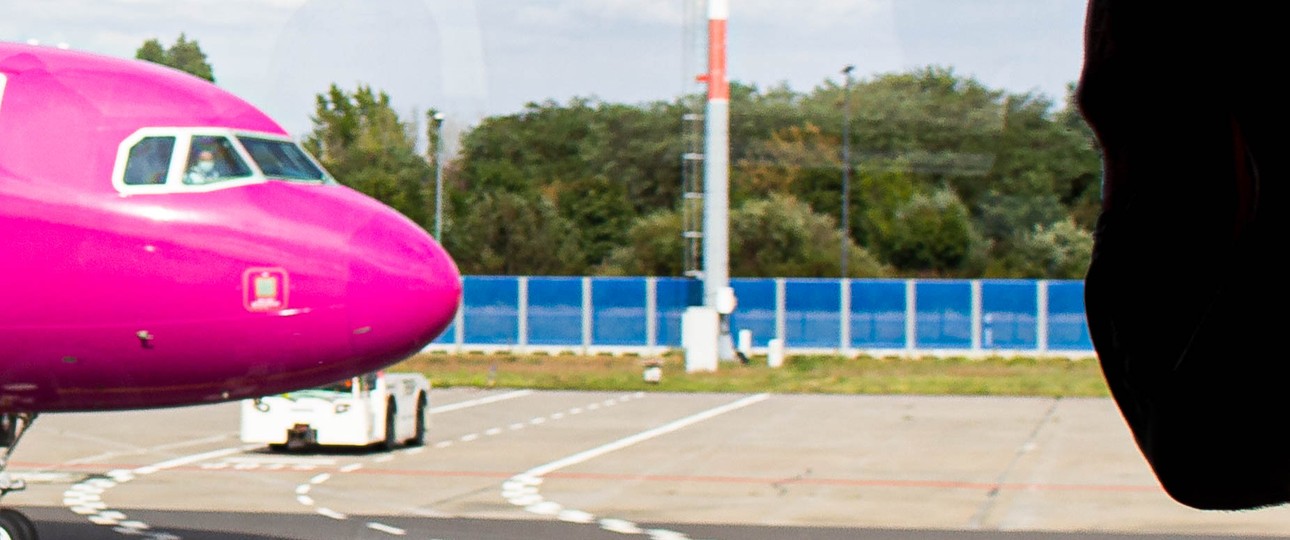 Pilot mit Maske: Günstige Tickets gegen Misstrauen.