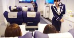 Reise mit First Airlines: Kein Flugzeug, aber Flugbegleiterinnen.