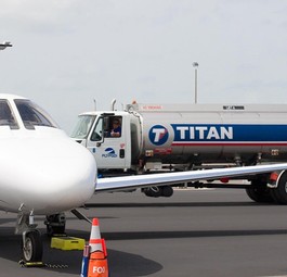 Tankfahrzeug von Titan Aviation Fuel: Das Unternehmen bietet Tankdienstleistungen weltweit.