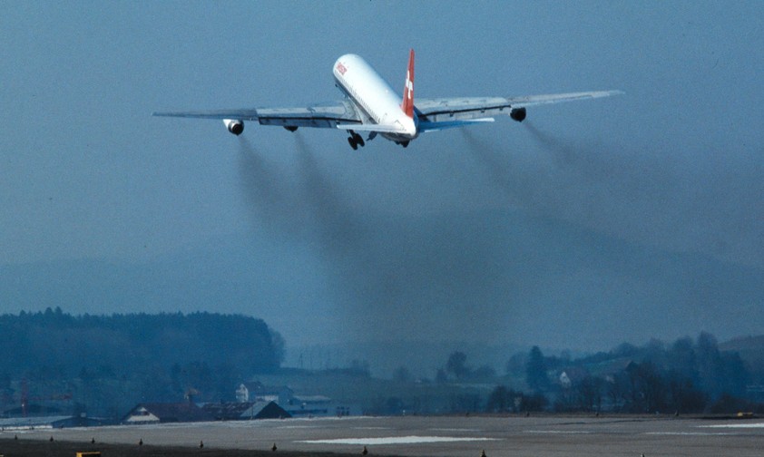 Startende Douglas DC-8 der ehemaligen Swissair Anfang der Achtzigerjahre: Mit dem Aufkommen von Umweltauflagen vor rund 40 Jahren verschwanden die Rauchschwaden immer mehr.
