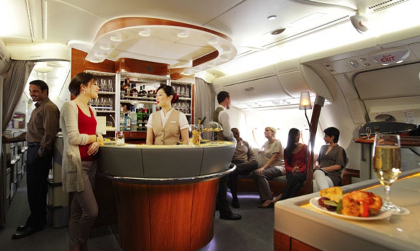 Das Auge isst mit, heißt es so schön. Bei Emirates wird das hochwertige Essen auf nicht weniger hochwertigem Porzellan serviert. Auf den Teller kommt alles von iranischem Kaviar bis mit Wildhonig glasierte Entenbrust.