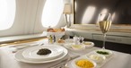 Kaviar und Champagner: Wer First Class fliegt, bekommt das bei Emirates unbegrenzt.