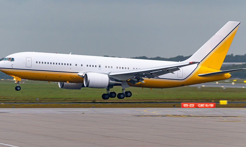 Die Boeing 767 bei der Landung in Hamburg: Trug einst Wappen und Schriftzug.
