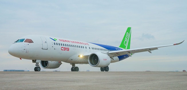 Die Comac C919 ist 39 Meter lang und weist eine Spannweite von 35,8 Meter auf. Die Kabine ist 3,9 Meter breit (breiter als die Boeing 737 und leicht weniger breit als der A320) und 2,25 Meter hoch.