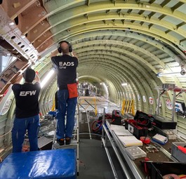 Frachterumbau in einem Airbus A330 bei den Elbe Flugzeugwerke in Dresden.