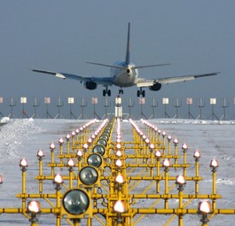 Schnee am Flughafen Wien: Aktuell Mal liegt viel mehr davon als auf diesem Bild.
