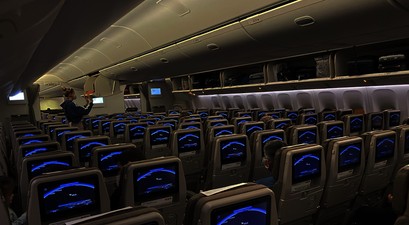 Kabineeiner Boing 777 von Swiss  in der Nacht: Risiko von Diebstahl.