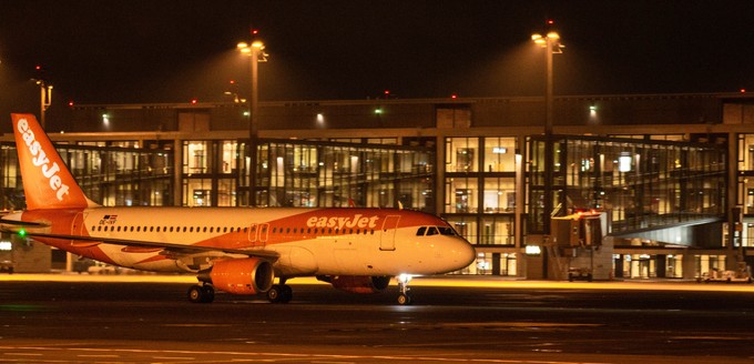 Ein Airbus A320 von Easyjet kommt aus Teneriffa an.