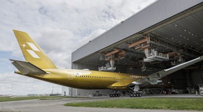 starlux airbus a350 1000 gold 05