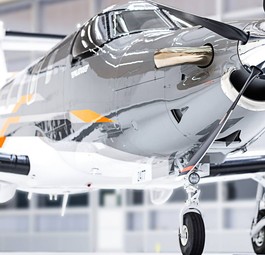 Die neue Pilatus PC-12 Pro im Hangar. Die neue Version hat neue Farben und ein Facelift erhalten.