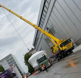 Die heikelste Phase beginnt: Der Boeing-777-Simulator wird vom Tieflader gehoben.