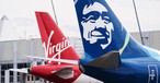 Schon 2017 gab Alaska Airlines bekannt, die Marke der von ihr übernommen Fluglinie Virgin America verschwinden zu lassen.
Genau das <a href="https://www.aerotelegraph.com/virgin-america-ueber-nacht-verschwunden" target="_blank" rel="noopener">geschah dann zum großen Teil in der Nacht vom 24. auf den 25. April 2018</a>. Am Abend starteten kurz hintereinander die letzten beiden Virgin-America-Flüge: VX 1182 von San Francisco nach Newark und VX 1948 von San Francisco nach Los Angeles. Ab dem nächsten Morgen hoben die Jets der übernommenen Fluglinie als Alaska-Airlines-Flüge mit der Kennung AS ab.