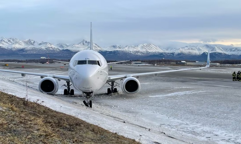 Die Boeing 737 in der Senke: Jet von Alaska Airlines.