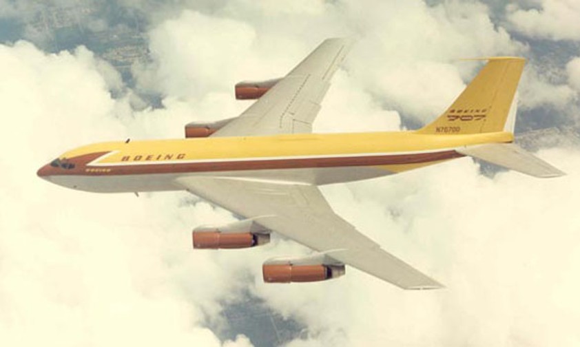 Am Anfang der Entwicklung stand das Tankflugzeug Boeing KC-135. Aus ihm wurde die zivile Variante Boeing 367-80 entwickelt. Das Modell hatte vor sechzig Jahren seinen Erstflug.