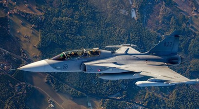 Saab Gripen mIt Arexis-EAJP. Die Abkürzung steht für Electronic Attack Jammer Pod.