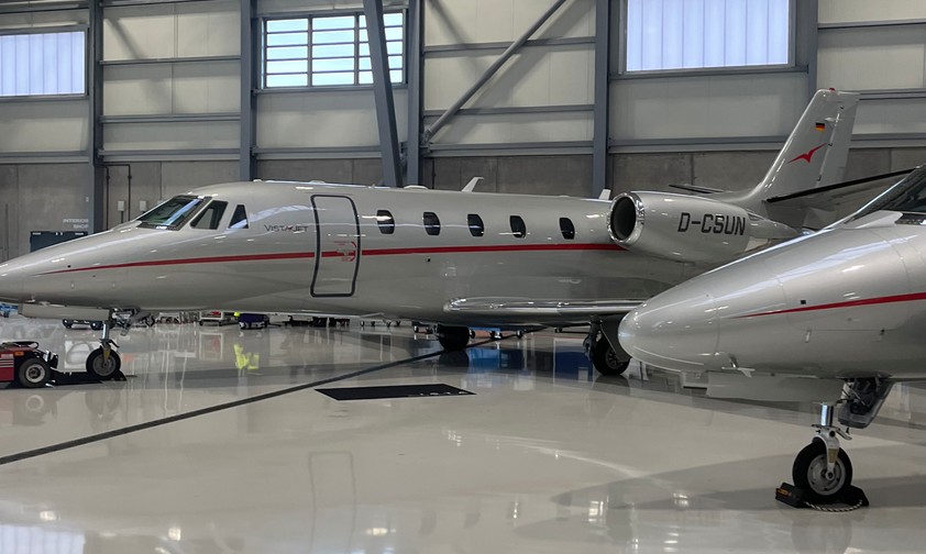 Zwei Vistajet-Flugzeuge im Hangar: Die Flotte war im vergangenem Jahr mehr in der Luft.
