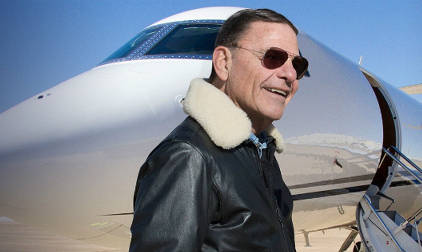 Pastor Kenneth Copeland vor seinem Flugzeug: «Wunderbares Geschenk».