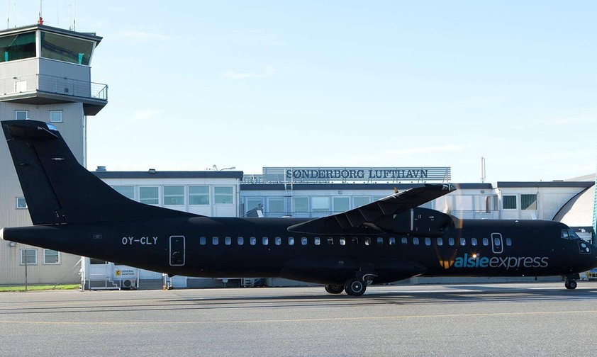 Eine ATR-72 von Air Alsie Express am Flughafen Sønderborg: ab 2027 soll sich die Passagierzahl am Flughafen verdreifachen.
