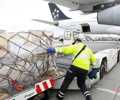 Vorfeldmitarbeiter beladen ein Flugzeug: Die Luftahrtbranche in Deutschland braucht Mitarbeitende aus dem Ausland.