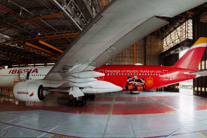 Airbus A350 von Iberia im Design für die spanische Nationalmannschaft.