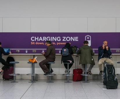 Ladestation am Flughafen Gatwick: Ladestationen gelten als Hotspot für Noroviren.