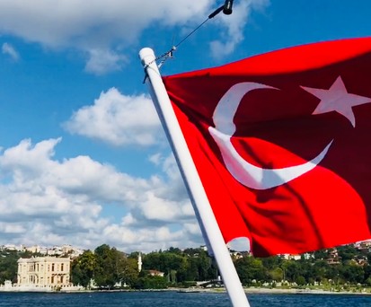 Türkeiflagge auf einem Schiff am Bosporus: Das Land ist ein beliebtes Flugziel der Russen.