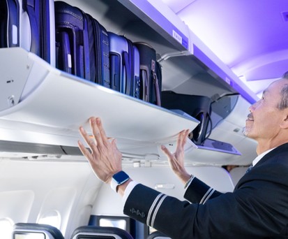 Flugbegleiter von United Airlines: Pins sind nur noch mit US-Flagge erlaubt.