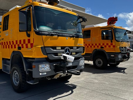 Zwei der drei Löschfahrzeuge am Flughafen St. Helena: Weil alle Fahrzeuge defekt sind, darf der Flughafen kein Flüge mehr abfertigen.