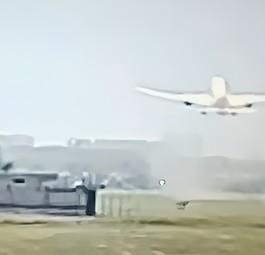 Der Moment, als die Boeing 787 abhebt: Wenig später begann sie schon wieder zu sinken.