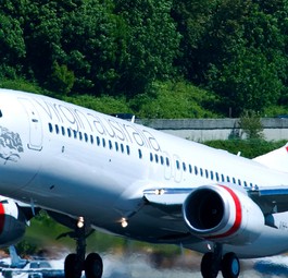 Virgin Australia (hier eine Boeing 737-800): Die Airline muss sich für den Toilettenvorfall rechtfertigen.