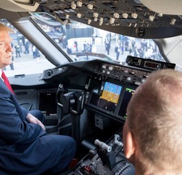 Donald Trump lässt sich das Cockpit einer Boeing 787 zeigen: Früher war er einmal gegen das Modell.