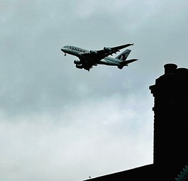 Airbus A380 von Qatar Airways beim Anflug auf London-Heathrow: Sieben Superjumbos sind derzeit im Einsatz mit Passagieren, einer wird als Reserveflieger genutzt.