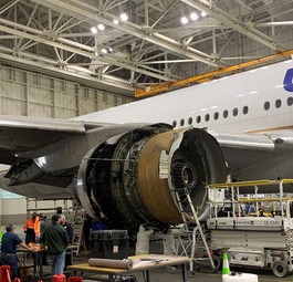 Die Boeing 777-200 von United steht in einem Hangar in Denver.