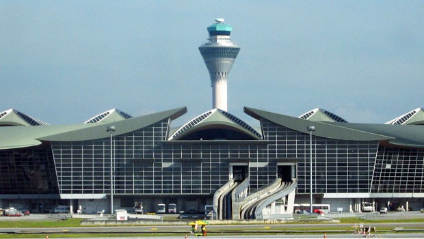 Platz 9 - Kuala Lumpur: Eines der bedeutendsten Drehkreuze in Asien. Viele Grünflächen und eine gute Anbindung an die Stadt zeichnen diesen Flughafen aus.
