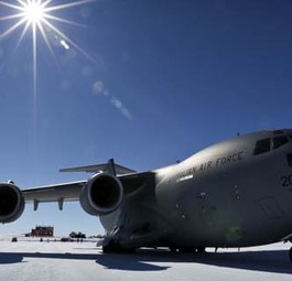 C-17 der Royal Australian Air Force:
Australien besitzt derzeit eine nur im Sommer bestehende Eispiste beim Wilkins Aerodrome. Für Flüge zu anderen Stationen und Feldstandorten werdenDHC-6 Twin Otter oder Basler BT-67 eingesetzt, die auf speziell präparierten Pisten landen können.