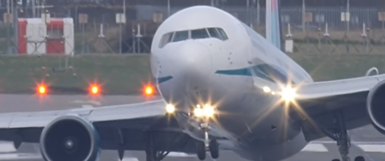 Boeing 767 bei der Landung: Starker Wind schleudert den Jet auf die Landebahn.
