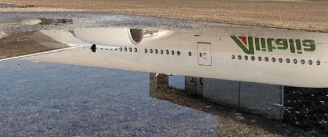 Flugzeug von Alitalia spiegelt sich in einer Pfütze: Über die Verantwortlichkeiten für den Niedergang gab es Streit.