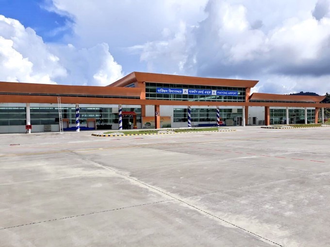 Am 24. September 2018 wurde der Pakyong Airport eröffnet. Es ist der erste Flughafen Sikkims.