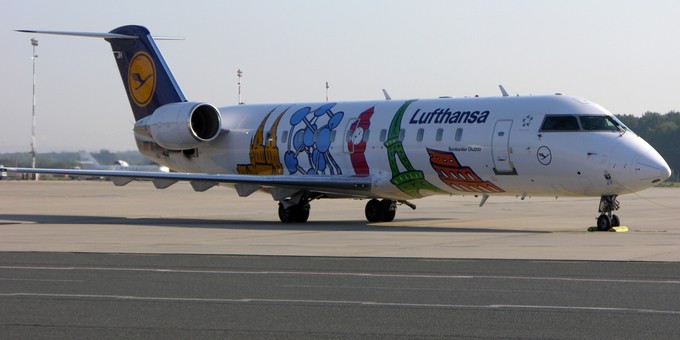 Bombardier CRJ 200 in Little-Europe-Sonderlackierung.