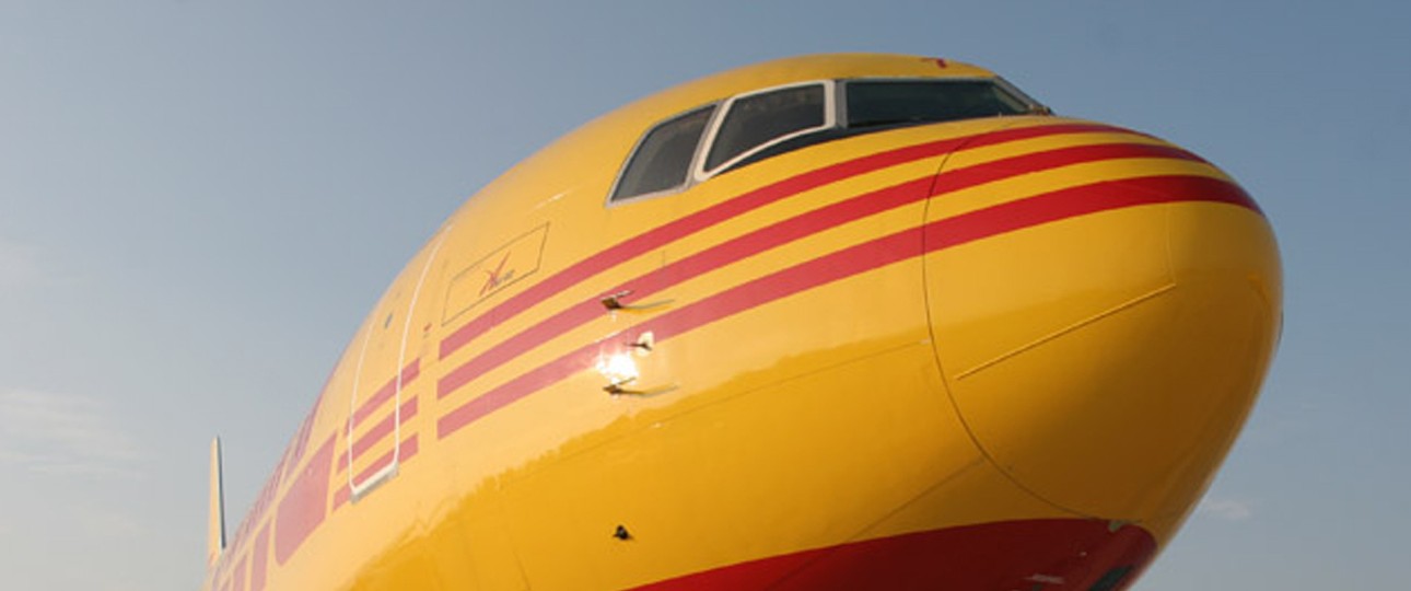 <strong>15. November:</strong> DHL bestellt neun Boeing 767-300 BCF. Die zusätzlichen Frachter stellen den bislang größten Einzelauftrag des Logistikkonzerns für das Umbaufrachtermodell dar.