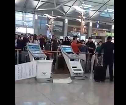 Unruly Passenger schon am Boden